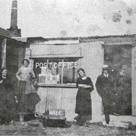 First post office at Kurnell with five people out front, ca. 1917