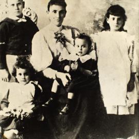 Maria Derry and four children, Gymea, ca. 1900s