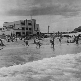 Cronulla Beach North with surf clubhouse on the left and crowds on the beach, ca. 1940